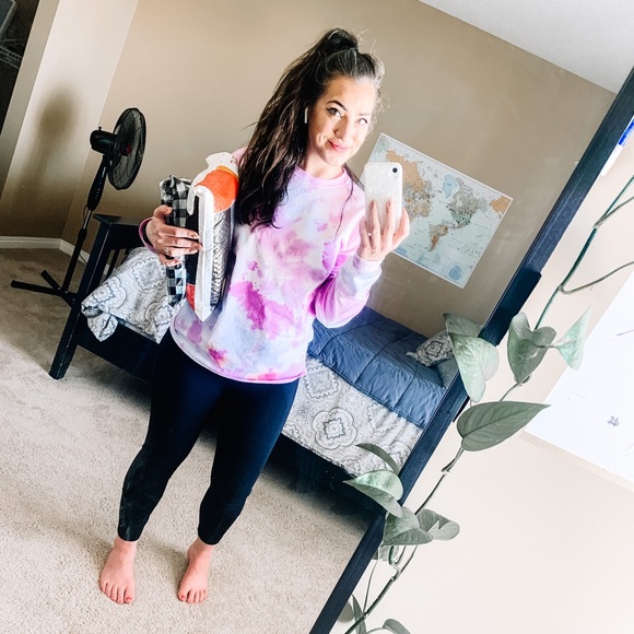 Hi! Welcome to my closet - Picture 4 of 6